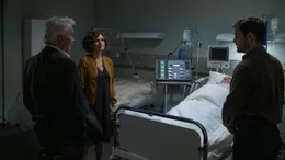 Die Ermittler Konstanze Satorius (Victoria Trauttmansdorff, M.), Johannes Fischer (Henry H&uuml;bchen, l.) und Jan Kettler (Lucas Reiber, r.) fragen sich, warum eine Koma-Patientin von den lebenserhaltenden Maschinen getrennt wurde.