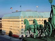 Au&szlig;enansicht des Hotel Adlon Kempinski in Berlin.