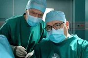 Hans-Peter Brenner (Michael Trischan, rechts) freut sich, dass er seine erste eigene Operation durchf&uuml;hren darf. Dass diese ausgerechnet unter Kaminskis (Udo Schenk, links) Obhut stattfindet, ist das weniger Erfreuliche daran. Brenner hat sich ausf&uuml;hrlich auf den anstehenden Eingriff vorbereitet, doch dann wurde ein anderer Patient eingeschoben und nat&uuml;rlich eine andere OP anberaumt. Brenners Selbstbewusstsein ist am Boden. Wird er sich und der &Auml;rzteschaft unter diesen Umst&auml;nden endlich beweisen, dass er ein guter Chirurg werden kann?