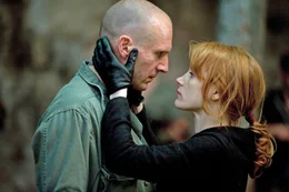 Coriolanus&lsquo; Frau Virgilia (Jessica Chastain) ist besorgt um ihren Mann (Ralph Fiennes), den blinder Hass ergriffen hat.