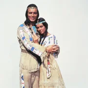 Winnetou (Pierre Brice) ist stets um die Sicherheit seiner Schwester Nscho-tschi (Marie Versini) bedacht.
