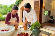 Serena Loddo lernt wie man das typische Marsala-Pesto herstellt.