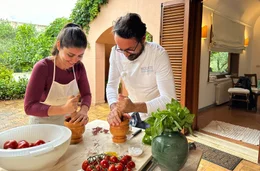 Serena Loddo lernt wie man das typische Marsala-Pesto herstellt.