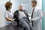 Georg Heinig (Torsten Michaelis, Mitte) wird nach seinem Autounfall in der Sachsenklinik von Dr. Kaminski (Udo Schenk, rechts) und Schwester Ulrike (Anita Vulesica, links) untersucht. Als Dr. Kaminski Georg fragt, ob er vor dem Unfall Alkohol getrunken habe, will Georg pl&ouml;tzlich dringend zur Toilette. Kaminski ahnt, dass er Georg nicht wiedersehen und dieser auf dem schnellsten Weg aus der Klinik und vor unangenehmen Fragen fl&uuml;chten wird.