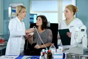 Monika Willbrandts (Sabine Vitua, Mitte) gr&ouml;&szlig;ter Wunsch ist endlich in Erf&uuml;llung gegangen - sie ist schwanger. Doch durch die Hormonumstellung macht ihr K&ouml;rper kleine Probleme. Dr. Lea Peters (Anja Nejarri, links) diagnostiziert ein Karpaltunnel-Syndrom und m&ouml;chte lokal Cortison spritzen. Doch Moni lehnt ab, sie wird nichts tun, was ihr Baby gef&auml;hrden k&ouml;nnte. Lea berichtigt Moni, dass es sich um einen Embryo und nicht um ein Baby handelt. Moni und auch Schwester Miriam (Christina Petersen, rechts) wundern sich &uuml;ber die Sachlichkeit, der ebenfalls schwangeren Lea.