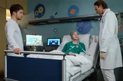 Dr. Martin Stein (Bernhard Bettermann, re.) hat keine guten Nachrichten f&uuml;r Dominik Lorenz (Jonah Rausch, mi.): Bevor die Knochenmarkstransplantation durchgef&uuml;hrt werden kann, muss Dominik eine weitere Chemotherapie &uuml;ber sich ergehen lassen. Diese dient als Konditionierung, um so viele Krebszellen wie m&ouml;glich zu zerst&ouml;ren. Au&szlig;erdem wird dadurch seine Immunabwehr unterdr&uuml;ckt, damit die Spenderzellen nicht abgesto&szlig;en werden. Kris Haas (Jascha Rust, li.) wei&szlig; von Dominik, dass seine Eltern nur sehr schwer mit der Situation umgehen k&ouml;nnen. Kris wird also w&auml;hrend der Chemo bei ihm bleiben, f&uuml;r ihn da sein und ihm Gesellschaft leisten, ohne ihn in Watte zu packen.