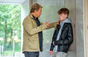 Finn (Sven Martinek, l.) nimmt sich einen der Drogenk&auml;ufer (Komparse, r.) vor.