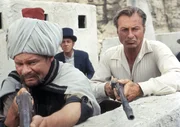 Kara Ben Nemsi (Lex Barker, rechts) und sein Freund und Weggef&auml;hrte Hadschi Halef Omar (Ralf Wolter, links) befreien den schrulligen englischen Lord Lindsay und seinen Butler Archibald  (Chris Howland, Mitte) aus der Hand t&uuml;rkischer Soldaten.