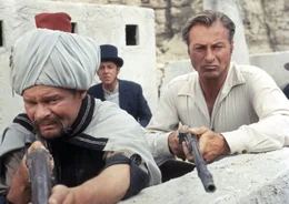 Kara Ben Nemsi (Lex Barker, rechts) und sein Freund und Weggef&auml;hrte Hadschi Halef Omar (Ralf Wolter, links) befreien den schrulligen englischen Lord Lindsay und seinen Butler Archibald  (Chris Howland, Mitte) aus der Hand t&uuml;rkischer Soldaten.