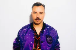 MDR FERNSEHEN PURPLE DISCO MACHINE - FROM DRESDEN TO THE WORLD, am Donnerstag (28.03.24) um 23:00 Uhr. Purple Disco Machine ist einer der weltweit erfolgreichsten DJ&rsquo;s und Produzenten - ein Star der Electronic dance music. Ob Ibiza oder Coachella Festival, Mexiko City, Austin, Hongkong oder New York, wo er angek&uuml;ndigt ist, f&uuml;llt er Arenen. Bekannt wurde der Dresdener mit Remixes f&uuml;r andere Stars : Sir Elton John, Lady Gaga, Dua Lipa, Fatboy Slim,  Gorillaz, Jamiroquai oder Diplo.  Doch mit eigenen Hits wie &bdquo;Hypnotized&ldquo;, &bdquo;Dopamin&ldquo;, oder &bdquo;Fireworks&ldquo; hat er inzwischen bei Spotify mit einer Milliarde Streams mehr als Rammstein und Helene Fischer zusammen.  Nur wenn er nach Hause kommt, bleibt er anonym. Dann ist er Tino Piontek, 42 Jahre alt, verheiratet und Vater, ein nahezu ganz normaler Dresdener. Wer dieser Mann ist und wie er so erfolgreich wurde, was seine Heimat Dresden, Phil Collins und seine Oma damit zu tun haben, davon erz&auml;hlt dieser Film.  Purple Disco Machine (Tino Piontek)