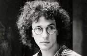Der junge Schauspieler Dirk Nawrocki (1958 - 1994) ging nach seinem Studium an Hochschule "Ernst Busch" zun&auml;chst ans Theater Anklam (Leitung Frank Castorf) und spielte nach seine Ausreise aus der DDR 1984 am D&uuml;sseldorfer Schauspielhaus, in Frankfurt am Main, in Wien und zuletzt an der Berliner Schaub&uuml;hne. Dar&uuml;ber hinaus spielte er in zahlreichen Fernsehproduktionen in Ost und West, sowie im DEFA-Film "Einer vom Rummel" (1983).