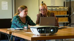 Dr. Marina Scheumann (links) und Dr. Willa Bohnet werten die Videoaufzeichnungen der Versuchskandidat*innen aus.