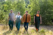 F&ouml;rsterin im Grunewald? F&uuml;r Jana eigentlich keine Option, sie hat's nicht so mit Menschen und Gro&szlig;stadttrubel. Aber in ihrem Leben muss eine Ver&auml;nderung her &ndash; und der Grunewald sucht eine neue Revierleiterin. "Berliner Besonderheiten" ist die 90-min&uuml;tige Auftaktepisode der geplanten neuen Reihe "Gro&szlig;stadtf&ouml;rsterin" von ARD Degeto und rbb. Der Film ist am 1. M&auml;rz 2024 auf dem Sendeplatz "Endlich Freitag im Ersten" zu sehen und online first ab Donnerstag, 29. Februar, in der ARD Mediathek verf&uuml;gbar. Regie f&uuml;hrte Sabine Bernardi nach einem Drehbuch von Beatrice Meier, die Bildgestaltung &uuml;bernahm Kaspar Kaven. - v.l.n.r.: Forstwirtschaftsstudent Selim Said (Burak Sercan Akyol), Forstwirtin Yvonne Mieder (Barabara Schwarz), Revierleiterin Jana Doussi&egrave;re (Stefanie Reinsperger) und Forstwirt Robin Precht (Eugen Knecht).