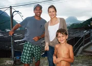 Moderatorin Wasiliki Goutziomitros mit Leandro (25), der in der Favela Santa Marta in Rio de Janeiro zum Touristen-Guide ausgebildet wird und Touristen durch die Favela f&uuml;hrt. Mit im Bild der Sohn von Leandro.