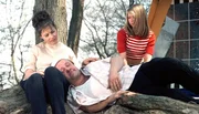 Jahr f&uuml;r Jahr macht Familie Engel Urlaub auf einem hoffnungslos &uuml;berf&uuml;llten Campingplatz an der Ostsee. Um dem Ferienstress zu entkommen, hat Papa Detlef mit seinem Kumpel Alfred verabredet, dass der ihn mit einem Telegramm aus der "Ferienidylle" zur&uuml;ckbeordert. Allerdings erweist sich die erhoffte Freiheit als Trugschluss. - Eveline Engel (Ursula Karusseit, l.), Detlef Engel (Dieter Franke) und Tochter Nina Engel (Sybille Winkler, r.).
