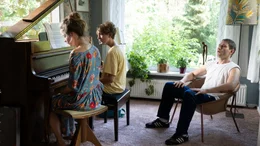 Rico (Sebastian Zimmler, r.) zwingt Olivia (Paula Kroh, l.) und Tobias (Louis Guillaume, M.) zum Klavierspielen.