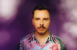 MDR FERNSEHEN PURPLE DISCO MACHINE - FROM DRESDEN TO THE WORLD, am Donnerstag (28.03.24) um 23:00 Uhr. Purple Disco Machine ist einer der weltweit erfolgreichsten DJ&rsquo;s und Produzenten - ein Star der Electronic dance music. Ob Ibiza oder Coachella Festival, Mexiko City, Austin, Hongkong oder New York, wo er angek&uuml;ndigt ist, f&uuml;llt er Arenen. Bekannt wurde der Dresdener mit Remixes f&uuml;r andere Stars : Sir Elton John, Lady Gaga, Dua Lipa, Fatboy Slim,  Gorillaz, Jamiroquai oder Diplo.  Doch mit eigenen Hits wie &bdquo;Hypnotized&ldquo;, &bdquo;Dopamin&ldquo;, oder &bdquo;Fireworks&ldquo; hat er inzwischen bei Spotify mit einer Milliarde Streams mehr als Rammstein und Helene Fischer zusammen.  Nur wenn er nach Hause kommt, bleibt er anonym. Dann ist er Tino Piontek, 42 Jahre alt, verheiratet und Vater, ein nahezu ganz normaler Dresdener. Wer dieser Mann ist und wie er so erfolgreich wurde, was seine Heimat Dresden, Phil Collins und seine Oma damit zu tun haben, davon erz&auml;hlt dieser Film.  Purple Disco Machine (Tino Piontek)