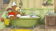 Dr. Brumm und Pottwal baden zuhause in der Wanne am Ende eines aufregenden Tages.