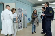 Die Polizei will das Unfallgeschehen des Autounfalles von Georg Heinig aufnehmen. Dr. Kaminski und Schwester Ulrike sagen, dass der Unfallverursacher aus der Klinik geflohen ist und seine Tochter, die auch im Auto sa&szlig;, noch nicht ansprechbar ist. Doch dann taucht Anne Becker auf und sagt der Polizei, dass es sich um ihren Ex-Mann handelt und das er ganz bestimmt getrunken habe.