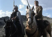 Kara Ben Nemsi (Lex Barker, rechts), sein treuer Begleiter Hadschi Halef Omar (Ralf Wolter) und ihr Freund Ahmed heften sich an die Fersen der Banditen. An einem Salzsee geraten sie jedoch in einen Hinterhalt und werden vom Machredsch gefangen genommen. Dennoch gelingt es ihnen, den Schurken zu stellen.