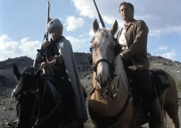 Kara Ben Nemsi (Lex Barker, rechts), sein treuer Begleiter Hadschi Halef Omar (Ralf Wolter) und ihr Freund Ahmed heften sich an die Fersen der Banditen. An einem Salzsee geraten sie jedoch in einen Hinterhalt und werden vom Machredsch gefangen genommen. Dennoch gelingt es ihnen, den Schurken zu stellen.