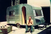 Wer in der DDR keinen der raren FDGB-Ferienpl&auml;tze bekommen konnte, f&uuml;r den gab es nur eine Alternative - das Campen. Nach der offiziellen Statistik machten etwa 30 Prozent der DDR-B&uuml;rger Urlaub auf den staatlichen Campingpl&auml;tzen. So individuell, dass es anfangs Zweifel gibt, ob das auch "sozialistisch" genug ist. Foto: Bernhard Br&auml;uner aus Th&uuml;ringen hatte das Warten auf einen Wohnwagen satt. Er baute sich in den 80er Jahren selbst einen Wohnwagen, den er bis heute f&auml;hrt.