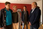 Von Marius (Marius Borghoff, l.) und Sonja Reichert (Raphaela M&ouml;st, 2.v.l.) erfahren Tom Kupfer (Ludwig Blochberger, 2.v.r.) und Richard Voss (Jan-Gregor Kremp, r.) vom Ausma&szlig; der kriminellen Machenschaften des get&ouml;teten Arztes.