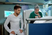 Wie erwartet hat Dominik Lorenz (Jonah Rausch, re.) mit den Nebenwirkungen der starken Chemotherapie zu k&auml;mpfen. Kris Haas (Jascha Rust, li.) bleibt wie versprochen bei ihm und leistet ihm Gesellschaft. Dominik ist froh, endlich &uuml;ber seinen an Krebs gestorbenen Freund Hannes reden zu k&ouml;nnen und auch dar&uuml;ber, dass auch er sterben k&ouml;nnte.