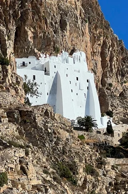 Das Kloster Chozoviotissa schmiegt sich wie ein Adlerhorst in 300 Metern H&ouml;he an die Klippen von Amorgos. Imposant und unantastbar gilt es als das beeindruckendste Kloster der &Auml;g&auml;is.