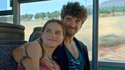 Mehr als ein Urlaubsflirt: Daphne (Clara Vogt) und Dimitri (Michalis Psalidas) sind verliebt.
