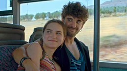 Mehr als ein Urlaubsflirt: Daphne (Clara Vogt) und Dimitri (Michalis Psalidas) sind verliebt.