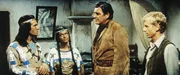 Winnetou (Pierre Brice, l.) beratschlagt sich mit Old Firehand (Rod Cameron, 2.v.r.). Nscho-tschi (Marie Versini, 2.v.l.) und Jace (J&ouml;rg Marquard, r.) h&ouml;ren aufmerksam zu.