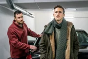 Moritz Brenner (Johannes Hendrik Langer, r.) versperrt dem Securitymann Ren&egrave; Makowski (Lorris Andr&eacute; Blaszejewski, l.) den Weg, als er aus der Tiefgarage mit seinem Auto wegfahren will. Moritz will von ihm wissen, wie sein Verh&auml;ltnis zu der Toten war.