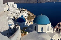 The Three Domes &ndash; der ber&uuml;hmteste Foto Hotspot von Santorin. 1,5 Millionen Touristen kommen im Jahr auf die Insel.