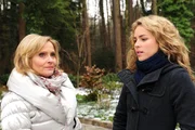 Kristin (Nina Schmieder, r.) gesteht ihrer Tante Nicola (Kerstin G&auml;hte, l.), dass sie ihr Examen vergeigt hat.