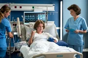 Viktoria Stadler und Prof. Patzelt sind verwundert, dass ihre Patientin Beatrice Schneider ihre erhebliche Verletzung als harmlos abtut.