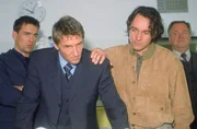 Die Kommissare Kehler (Wolfgang Bathke, re.) und Bonhoff (Wolfgang Krewe, li.) sind sich nicht sicher, ob die Betroffenheit von Peter Wiegand (Mark Keller, 2.v.li.) und seinem Bruder Klaus (Bernhard Bauer) echt ist...