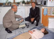 Kommissar Kehler (Wolfgang Bathke, re.) m&ouml;chte von dem Gerichtsmediziner Dr. Duhler (Klaus Schindler) wissen, auf welche Weise Marie Wiegand (Komparsin) ermordet wurde.
