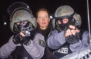 Gesichert von M&auml;nnern des SEK (Komparsen) versucht Glaser (Britta Schmeling, Mi.) den Entf&uuml;hrer davon zu &uuml;berzeugen, sicher der Polizei zu stellen.