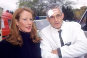 Staatsanwältin Glaser (Britta Schmeling) versucht von Dr. Braun (Norbert Ghafouri) zu erfahren, wie es zu der Katastrophe, die der Freigänger ausgelöst hat, kommen konnte. Staatsanwältin Glaser (Britta Schmeling) versucht von Dr. Braun (Norbert Ghafouri) zu erfahren, wie es zu der Katastrophe, die der Freigänger ausgelöst hat, kommen konnte.
