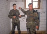 Heinz (Jens Waggon, li.) dreht durch und bedroht die Kommissare mit seinem Schnellfeuergewehr. Oberfeldwebel Walter (Thomas Anzenhofer) beendet die heikle Situation.