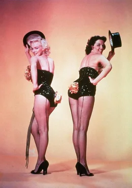 Zusammen mit ihrer Freundin Dorothy (Jane Russell) geht Lorelei (Marilyn Monroe) auf M&auml;nnerfang, wobei sie mehr am Geld der Herren interessiert ist als an anderen Qualit&auml;ten ...