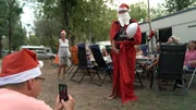 Christine und Hannes haben eine gro&szlig;e Party organisiert und tr&auml;umen von Weihnachten auf dem Marina. Dieser hat im Winter geschlossen und so ziehen sie das Fest einfach vor.