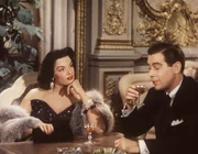 Dorothy (Jane Russell, l.) begegnet dem Privatdetektiv Erni Malone (Elliott Reid, r.) zwar mit einer gewissen Skepsis, findet ihn aber doch recht anziehend ...