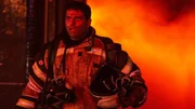 Der Feuerwehrmann Sam (Ramin Sohrab) Kashani greift bei der Evakuierung eines brennenden B&uuml;rokomplexes in Teheran in eine Geiselnahme zwischen rivalisierenden Gesch&auml;ftsm&auml;nnern ein.