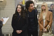 Ein ganz besonderer Abend wartet auf Deke (Eric Andre, M.), Max (Kat Dennings, l.) und Caroline (Beth Behrs, r.) ...