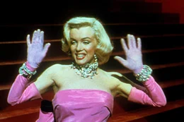 F&uuml;r die blonde Lorelei (Marilyn Monroe) gibt es nur ein Objekt der Begierde: glitzernde Diamanten!