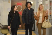 Deke (Eric Andre, M.) l&auml;dt Max (Kat Dennings, l.) und Caroline (Beth Behrs, r.) zum Abendessen zu seinen Eltern ein, doch Max bekommt w&auml;hrend des Abends kein einziges Wort heraus ...