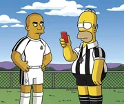 Lisa entdeckt den Fu&szlig;ball f&uuml;r sich. Da allerdings Homer (r.) den Schiedsrichter gibt, ist &Auml;rger mit Ronaldo (l.) vorprogrammiert ...