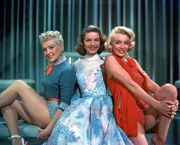 (v.l.n.r.) Loco Dempsey (Betty Grable); Schatze Page (Lauren Bacall); Pola Debevoise (Marilyn Monroe)